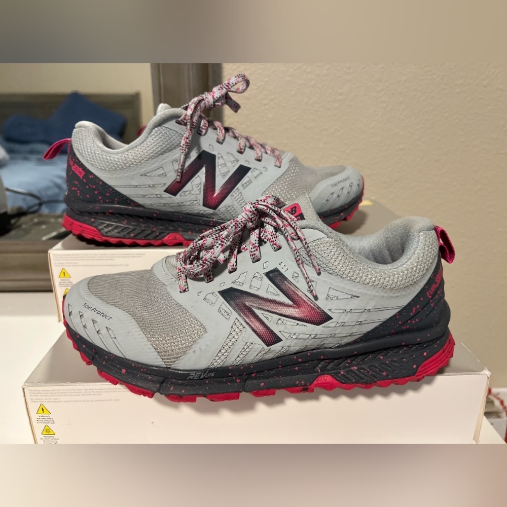 Sports shoes